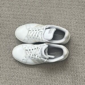 Adidas cloud foam women’s sneaker
Size 8